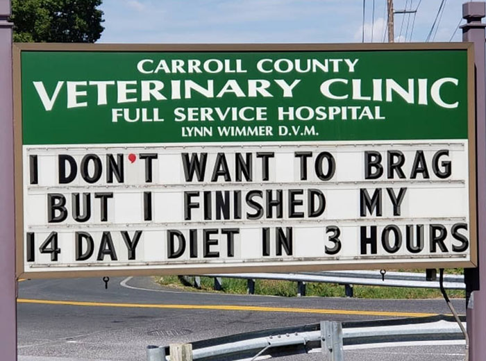30 Of The Funniest Outdoor Signs From This Vet Clinic That Dad Joke Lovers Will Appreciate