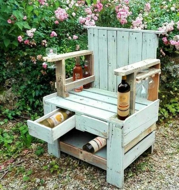 Make Your Own Wine Throne Out Of Wood Pallets For The Ultimate Backyard Lounger
