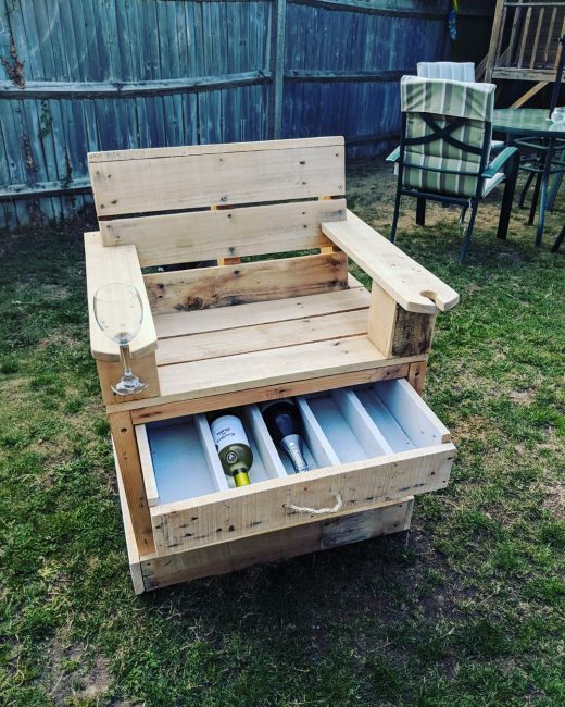 Make Your Own Wine Throne Out Of Wood Pallets For The Ultimate Backyard Lounger