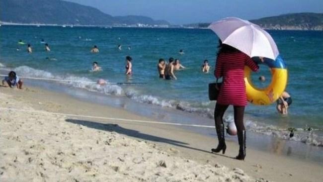 Hilarious beach holiday fail photos.